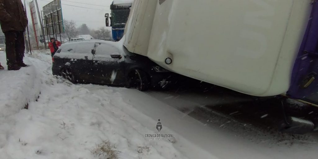 Accident rutier grav în Fălticeni, Suceava. Un camion s-a răsturnat peste un autoturism – FOTO