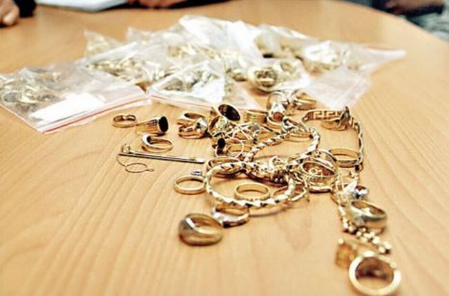O femeie de 74 ani din Suceava, bănuită de tâlhărie calificată. Procurorii ieşeni propun măsura de arestare preventivă