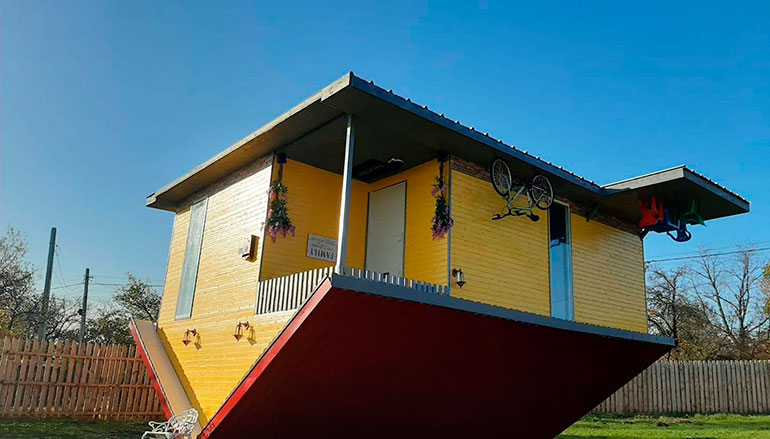 Casa răsturnată, obiectivul turistic nonconformist din judeţul Gorj. Proprietarul: „Vecinii râdeau prima dată“ – FOTO