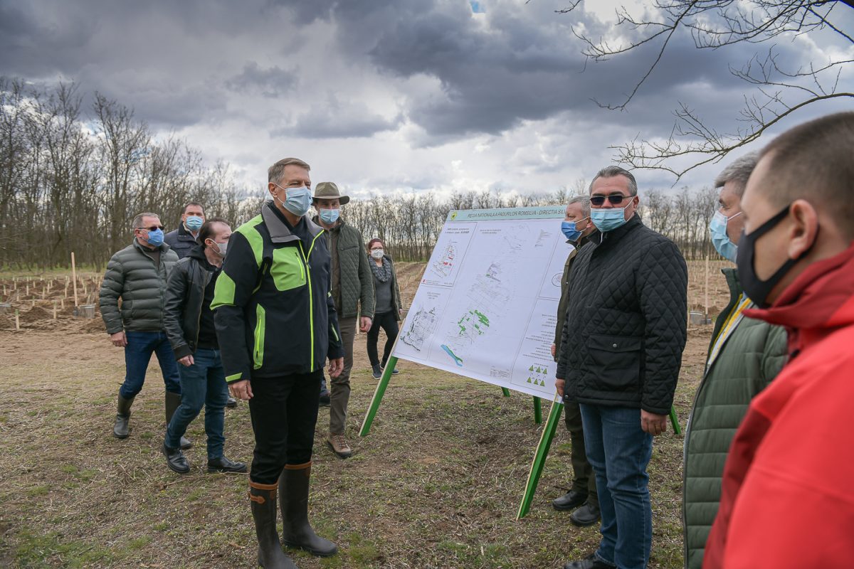 Cât costă cizmele lui Klaus Iohannis, purtate la acțiunea de plantat copaci de la Dăbuleni. Nu foarte mulţi români și le permit