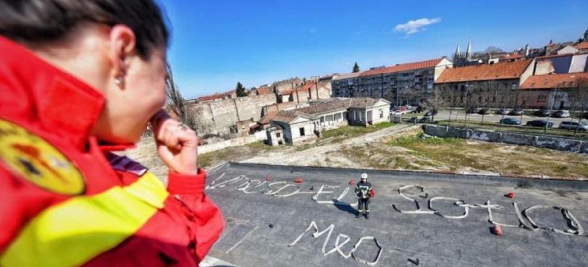 Un pompier din Timiș și-a cerut iubita în căsătorie într-o manieră inedită. Bărbatul a scris mesajul cu ajutorul unor furtunuri pentru stingerea incendiilor