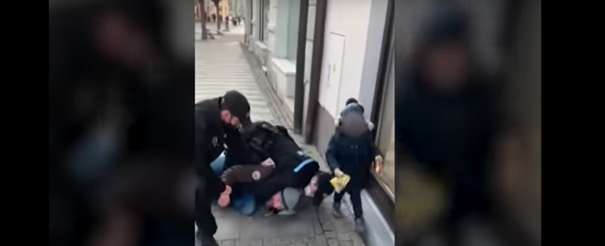 Minutele revoltătoare: un bărbat care nu purta mască a fost pus la pământ de polițiști – FOTO, VIDEO