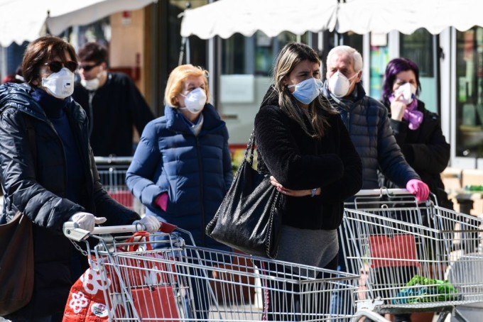 Bucureştenii au luat cu asalt magazinele! Ce alimente au dispărut de pe rafturi