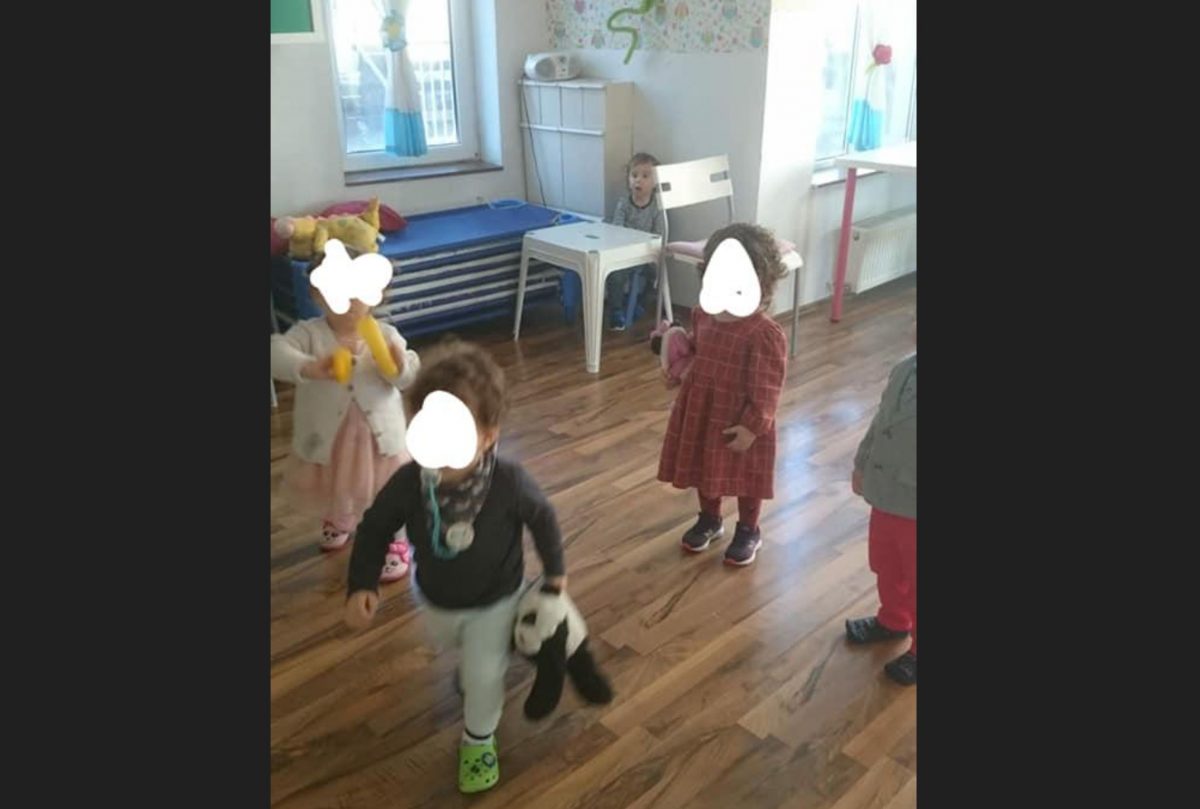 Băiețel de 2 ani ținut departe de ceilalţi copii, în timpul programului de grădiniţă. Educatoare: ”Nu am avut de ales!” – FOTO