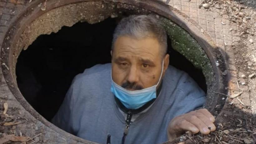 Deţinutul care evadase din spitalul unde era tratat a fost prins de poliţişti. Bărbatul de 52 ani, condamnat pentru crimă, se ascunsese într-un canal – FOTO