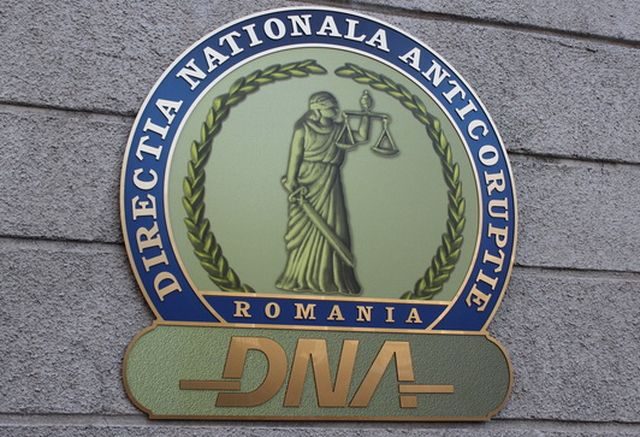 Primarul și viceprimarul din Vatra Moldoviței, urmariți penal de DNA. Ce acuzații li se aduc