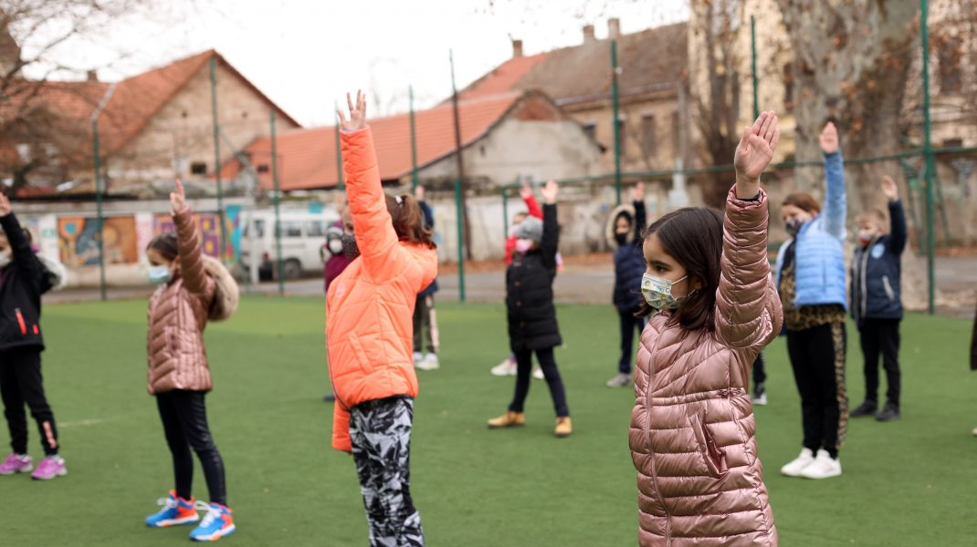 Elevii nu vor mai face cu mască de protecție orele de sport, în aer liber. În interior se menține interdicția