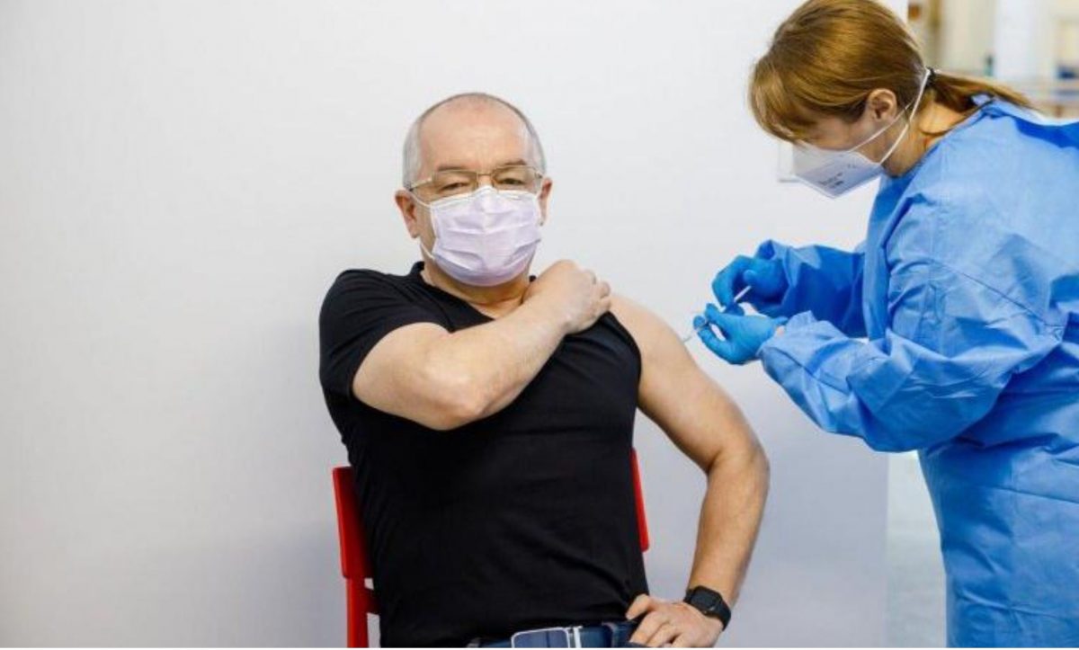 Primarul Clujului, Emil Boc, vaccinat cu serul produs de AstraZeneca: „Chiar cu ăla m-am vaccinat!”