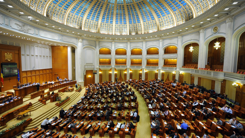Coaliția de guvernare nu mai susține suplimentarea călătoriilor gratuite pentru studenți, amendament depus chiar de PNL