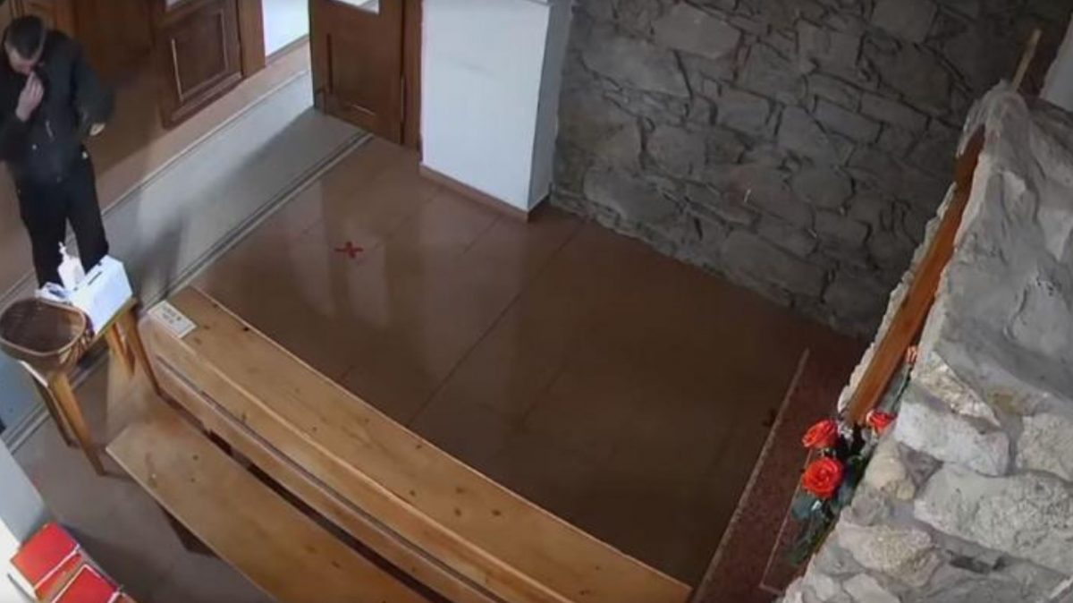Pașii făcuți de un hoț înainte să jefuiască o biserică: Și-a dezinfectat mâinile, a făcut cruce și mai apoi a furat – VIDEO