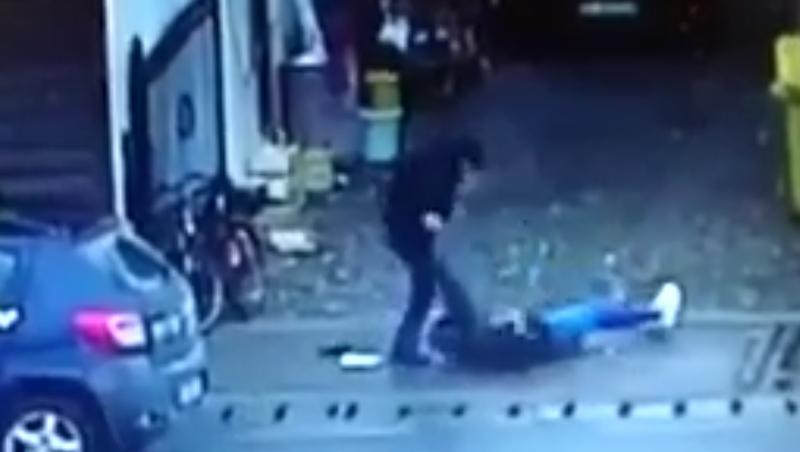Scene cumplite cu o femeie care este bătută în plină stradă de propriul soț, chiar în fața sediului Poliției – FOTO, VIDEO
