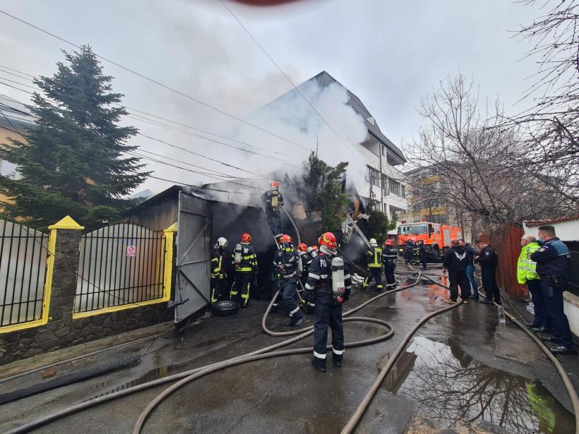 Incendiu puternic la un garaj de anvelope cauciucuri din București. Pompierii intervin în forță – FOTO