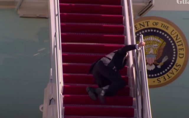 Joe Biden s-a împiedicat și a căzut în timp ce urca în avionul Air Force One – VIDEO