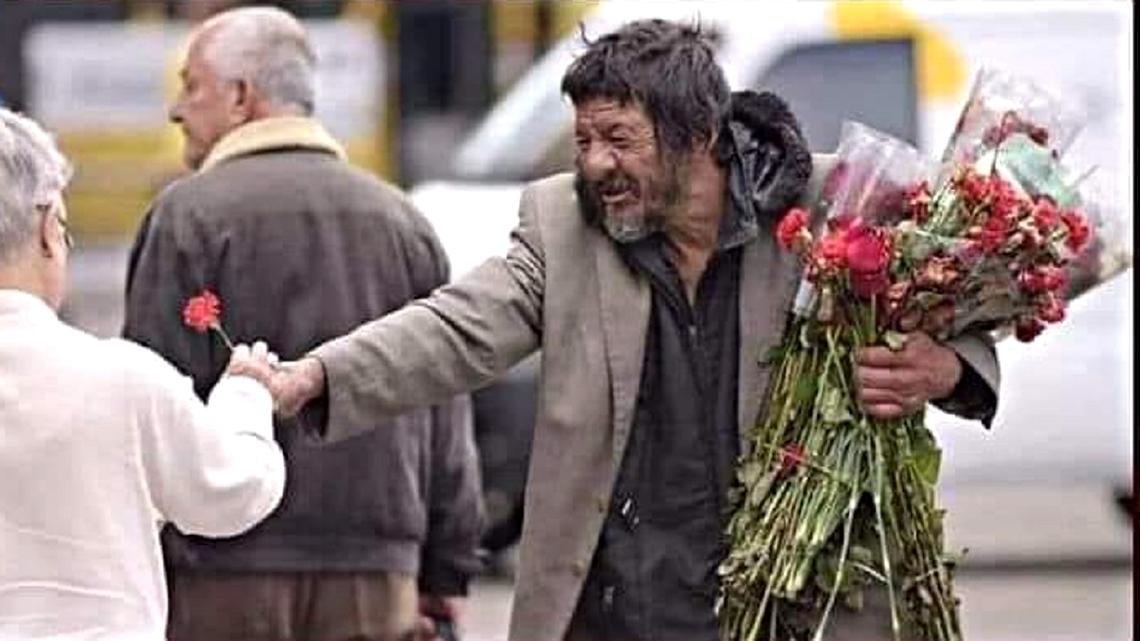 Un om al străzii din București a împărțit flori la doamne și domnișoare, chiar dacă nu are ce mânca. Oamenii l-au acuzat că le-a furat din cimitire