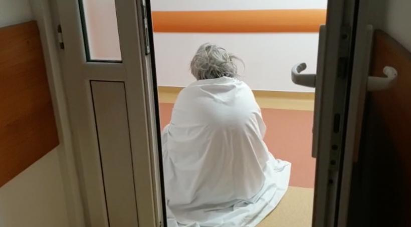 Pacienți infectați cu COVID-19 stau pe jos înveliți doar cu cearșafuri, într-un spital din Constanța – VIDEO
