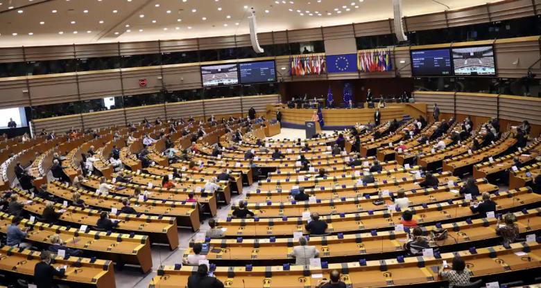 Parlamentul European elaborează un nou ghid lingvistic. Cuvintele «mamă» și «tată» dăunează «limbajului incluziv»