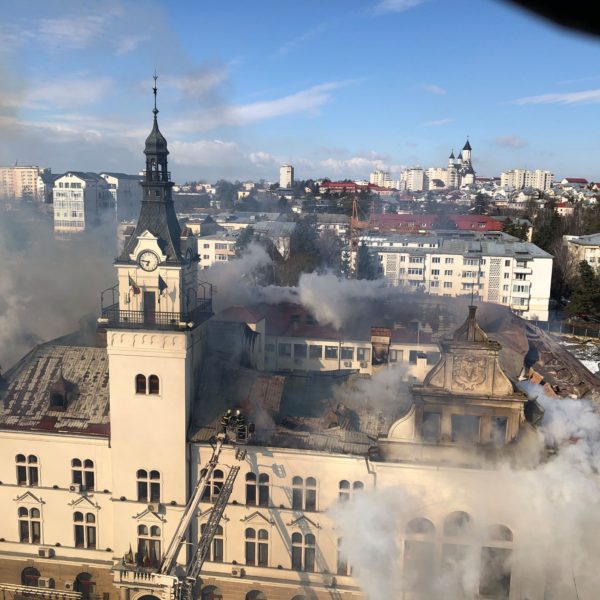Pompierii se luptă cu flăcările care au mistuit Prefectura din Suceava
