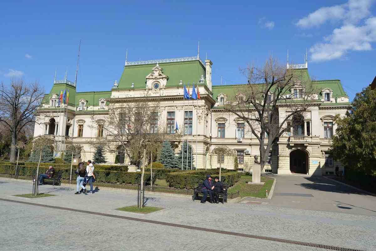 Concursuri la Primăria Iași, cu candidați fantomă! Numele viitorilor bugetari sunt ascunse. Proceduri câștigate cu un singur concurent – FOTO