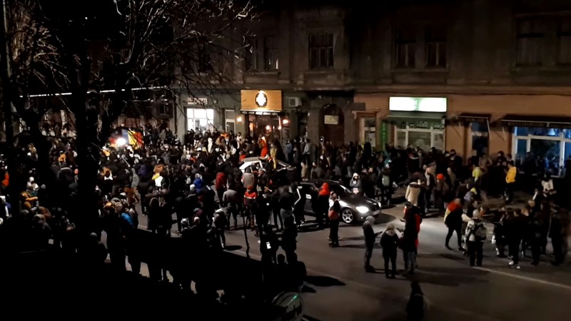 A patra seară de proteste în România! Majoritatea protestatarilor nu au mască de protecție şi nu păstrează distanțarea fizică