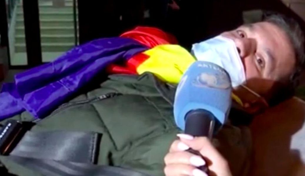 Cine e bărbatul care a fost săltat de jandarmi la protestul din Piața Universității