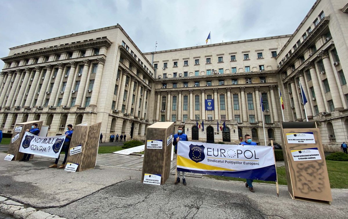 Protest inedit al Europol. Sindicaliştii au adus toaletele de lemn şi l-au invitat pe ministrul de Interne