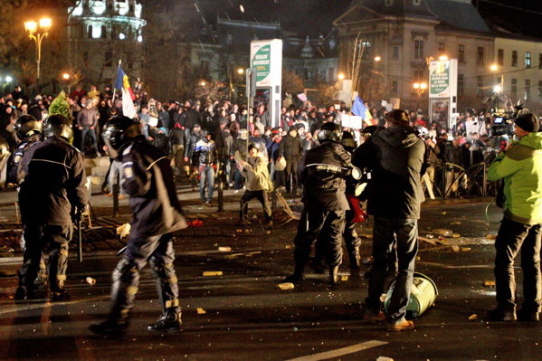 Protestele au lăsat dezastru în urmă! Mai multe stații STB au fost vandalizate