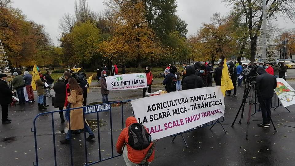 Fermierii organizează o acţiune de protest în Piața Victoriei