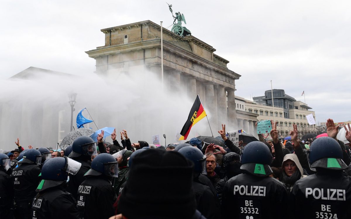 Mii de persoane au protestat în Germania împotriva restricţiilor anti-COVID