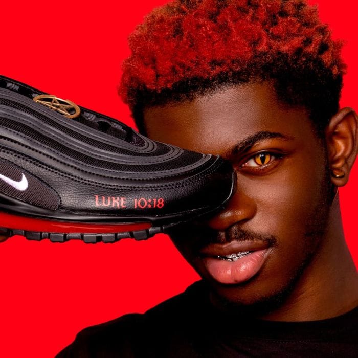 Nike dă în judecată rapperul Lil Nas X care a lansat adidașii ce conțin sânge uman în ei