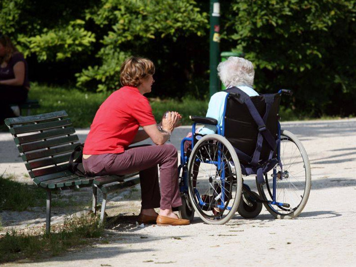 Ce salariu are o badantă în 2021. Pe ce bani pleacă româncele să aibă grijă de pensionarii din țările vestice