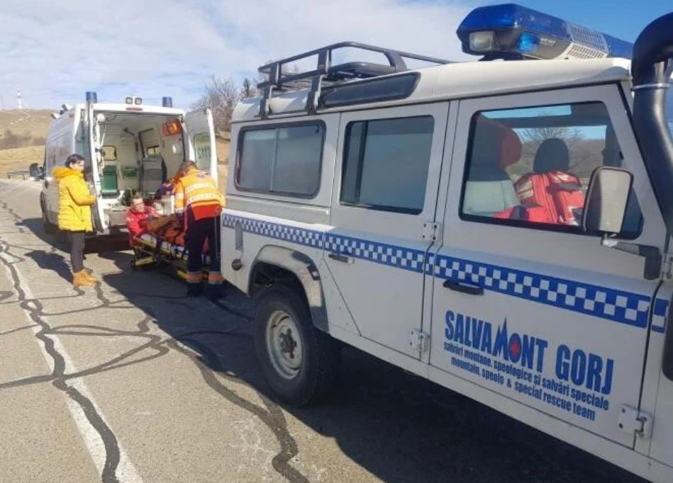 O fetiță de 5 ani a suferit fracturi la coloană, după ce s-a urcat pe acoperișul unei cabane și a căzut de la 7 m