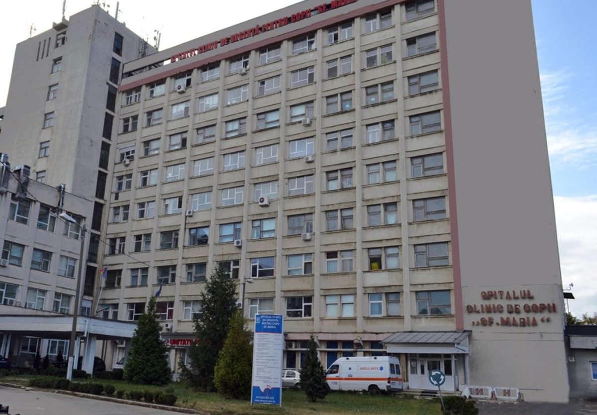 Un elev a ajuns la Spitalul Sf. Maria din Iaşi în stare gravă. A fost aruncat în sus de colegi şi lăsat să cadă