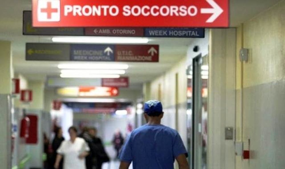 O adolescentă de 14 ani şi-a înjunghiat mama. De ce a recurs copila la acest gest extrem