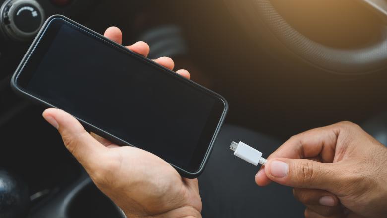 Vrei să aflii dacă telefonul soției e ascultat. Uite cum iți dai seama