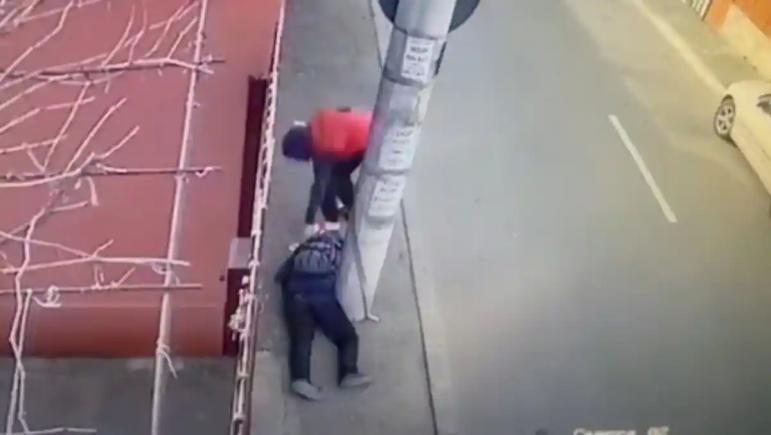 Un tânăr i-a luat banii unui bărbat rănit, căzut pe stradă – VIDEO