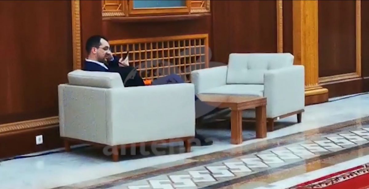Vlad Voiculescu, ministrul Sănătății, filmat fără mască pe holurile Parlamentului – FOTO, VIDEO
