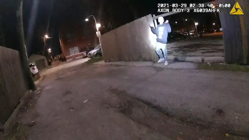 Poliția din Chicago a publicat videoclipul in care oamenii legii împușcă mortal un tânăr în vârstă de 13 ani – VIDEO
