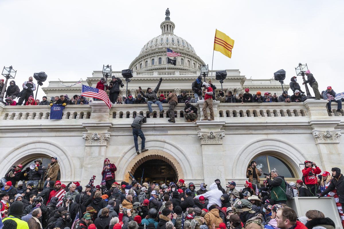 China și Rusia ar fi încurajat conspirația QAnon în timpul atacului de la Capitolul SUA, susţine un raport oficial