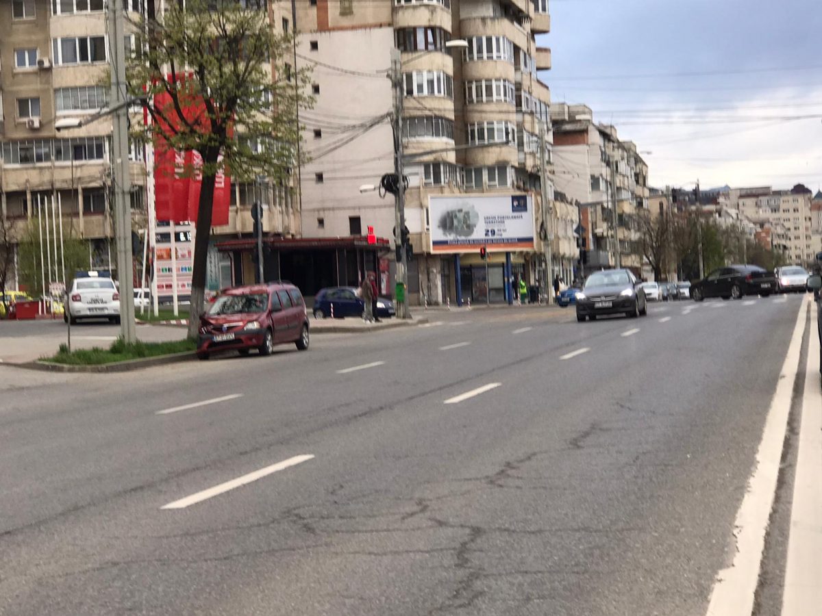 Accident rutier la Moara de Foc din Iași! A intrat cu mașina într-un copac – FOTO/EXCLUSIV