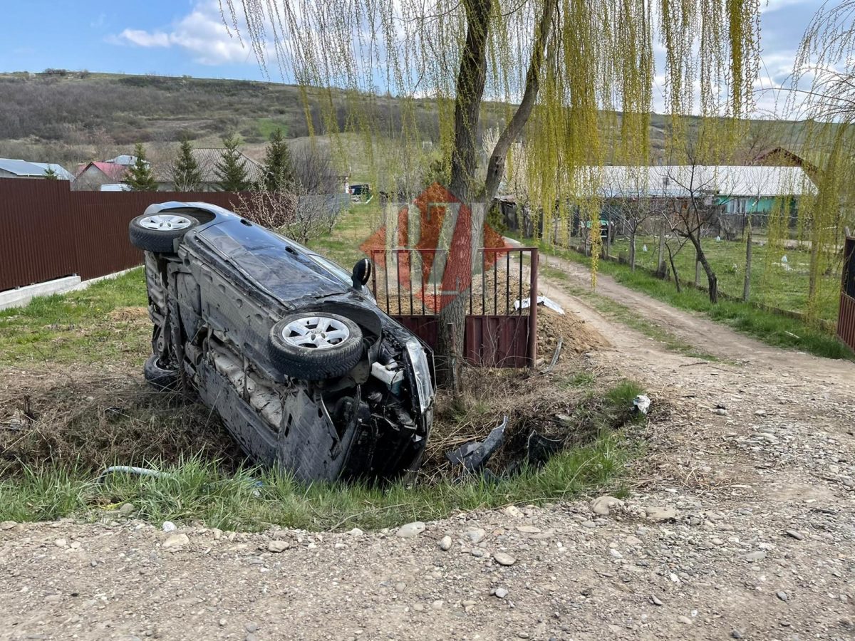 Accident rutier cu o victimă la Hlincea. Un autoturism s-a răsturnat într-un şanţ EXCLUSIV/FOTO