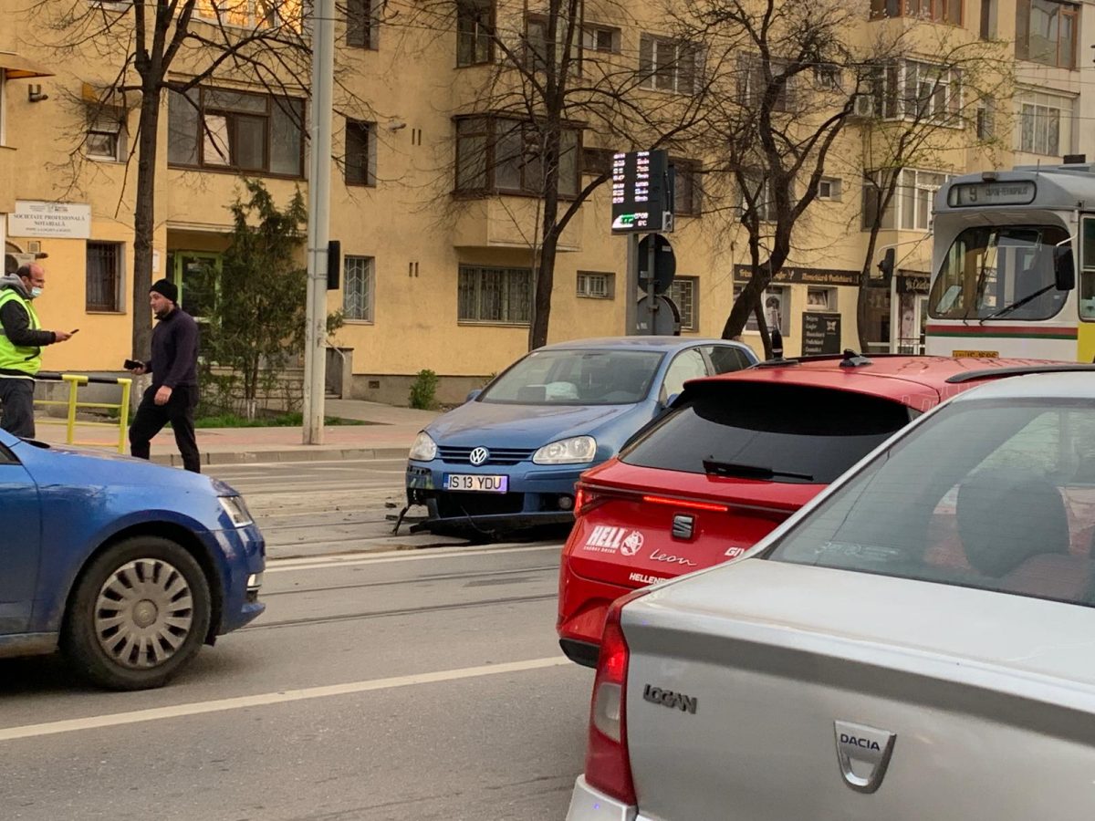 Accident rutier în Podu Roș, Iași! A fost implicat un tramvai şi o maşină – EXCLUSIV FOTO