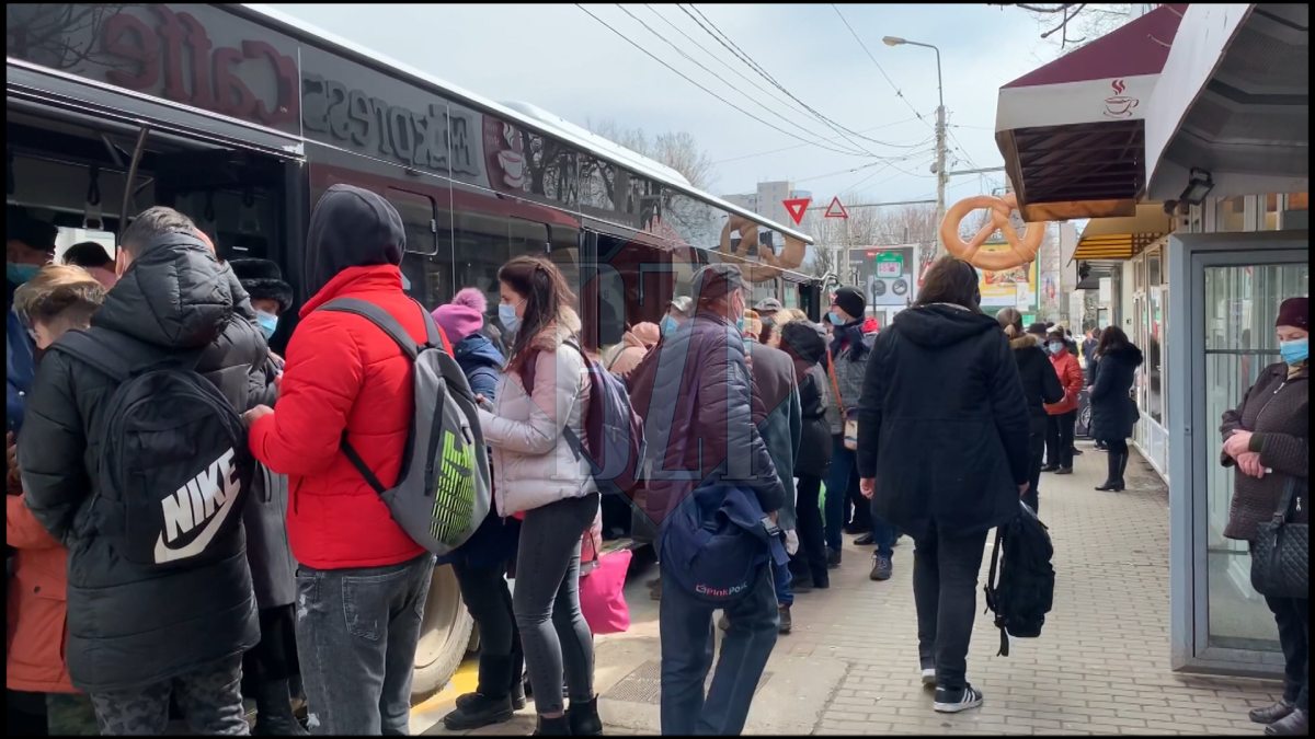O hoață cu un stil unic de furat a fost prinsă de polițiști după ce și-a pus fotografii atrăgătoare pe Facebook! Pentru a nu fi găsită cu telefonul sustras, l-a introdus în anus! (Exclusiv)