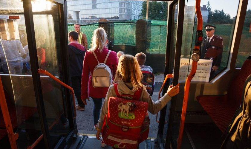 Vești bune pentru elevii din învăţământul primar. Aceștia vor beneficia de transport gratuit