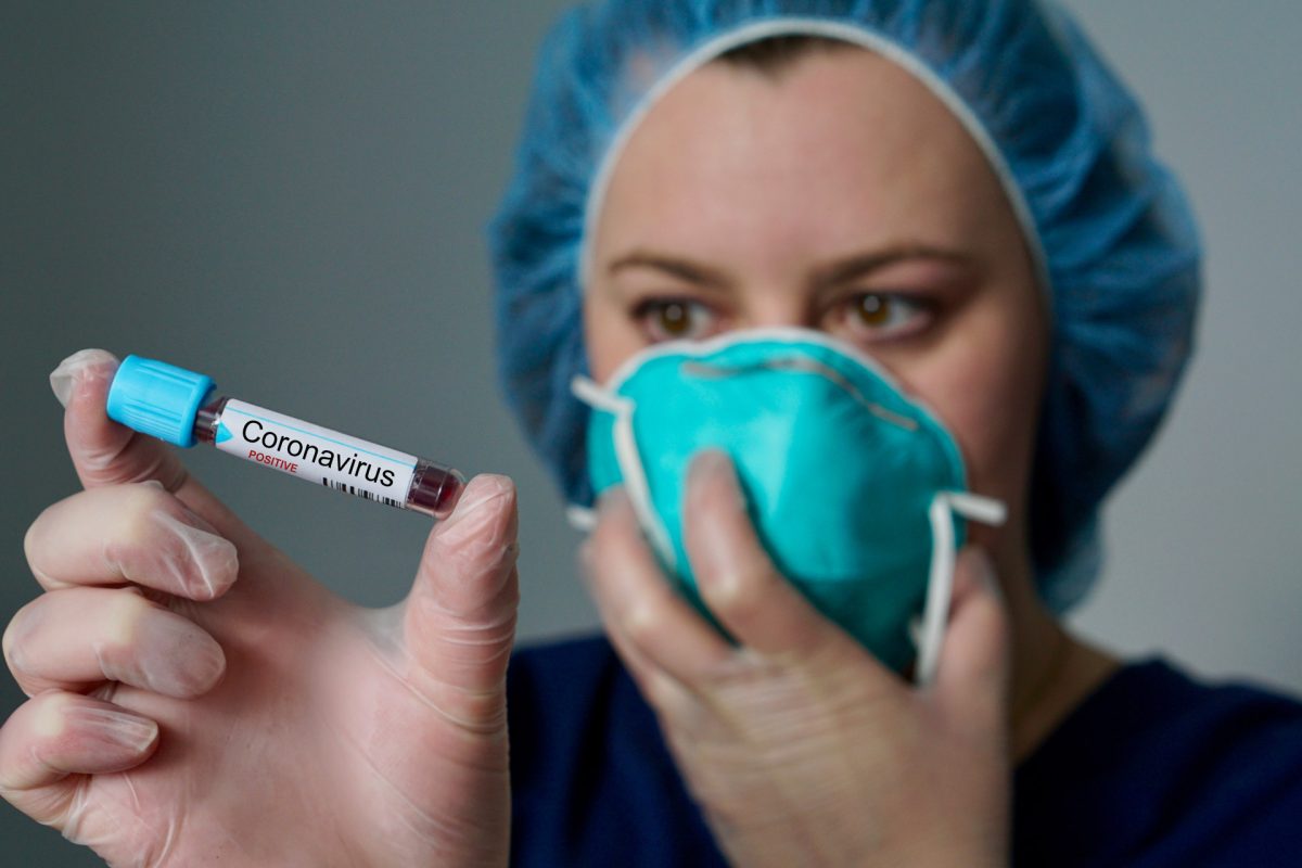 Bărbat testat pozitiv cu Covid-19, arestat după ce a tuşit spre zeci de oameni în Spania: „O să vă infectez pe toţi”