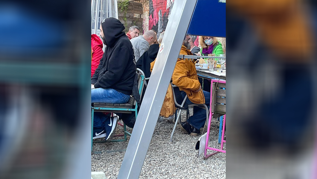 Dan Barna, vicepremierul României surprins la o terasă din București fără mască și fără să respecte restricţiile, chiar în ziua în care Guvernul anunța noi măsuri