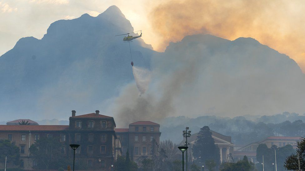 Incendiu puternic în Cape Town, Africa de Sud! Sute de persoane au fost evacuate şi mai multe clădiri istorice au fost afectate – FOTO, VIDEO