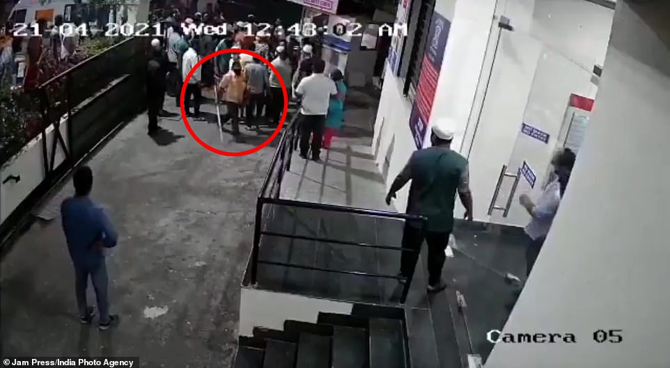 Situația scapă de sub control în India. Rudele îndurerate de pierderile suferite din cauza pandemiei au bătut mai mulți medici – Galerie Foto, Video