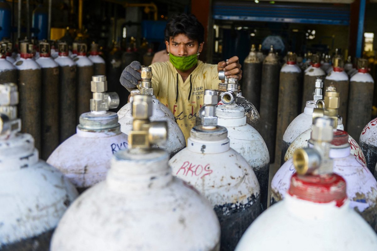 India, copleșită de pandemie. Oamenii mor pe tărgi în spitale rămase fără oxigen, crematoriile organizează incinerări în masă