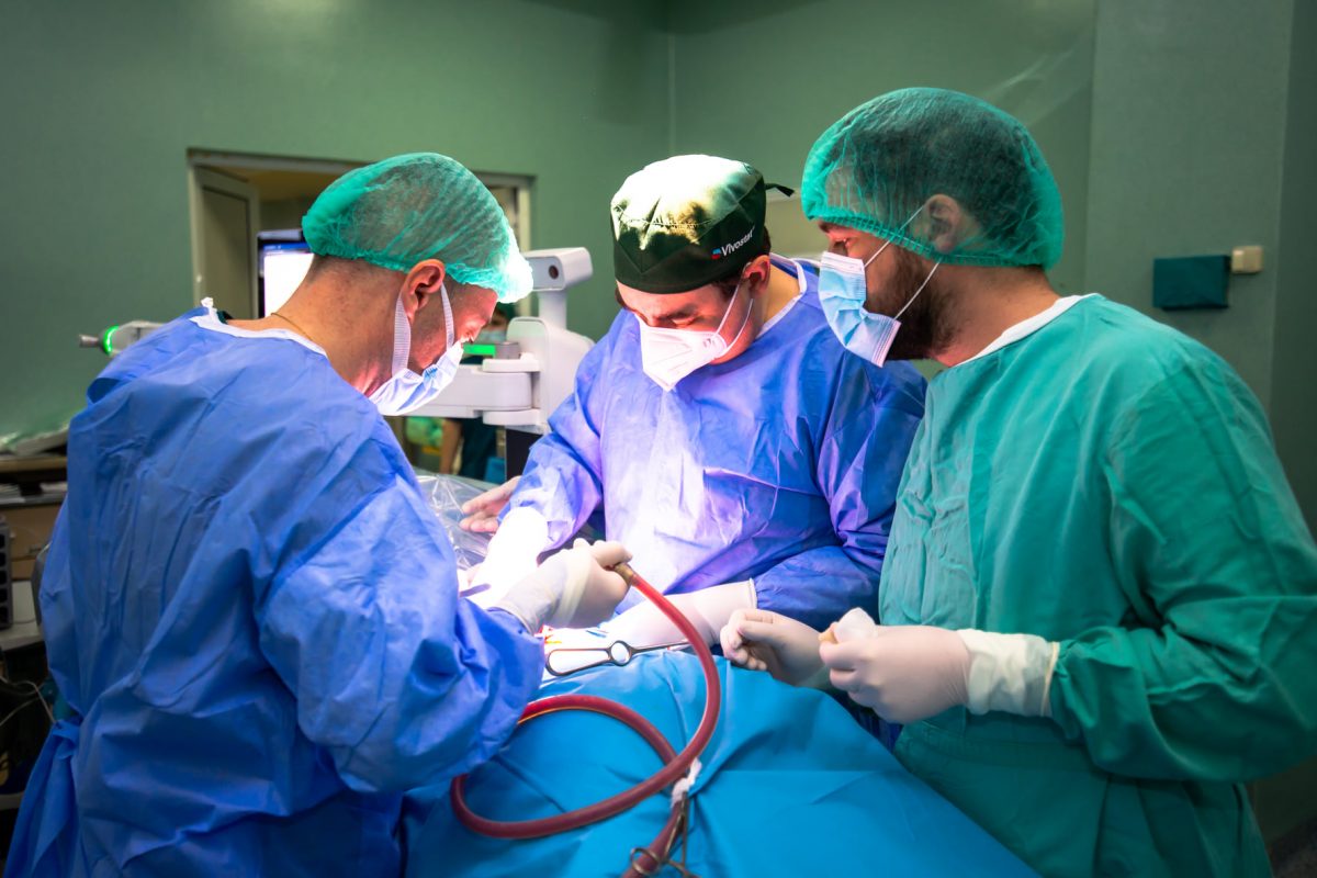 Echipa medicală a Spitalului Clinic de Urgenţă „Prof. Dr. N. Oblu” din Iaşi a salvat cu ajutorul robotului MAZOR X o victimă a unui accident rutier – Galerie Foto