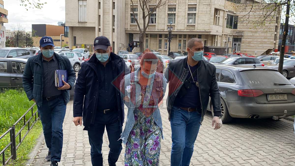 Uitați-vă la ea! Această domnișoară s-a gândit să joace rolul unei asistente medicale pentru un bătrân cu bani din Iași. După o scurtă întâlnire, a plecat cu 4.000 de lei și cătușe pe mâini